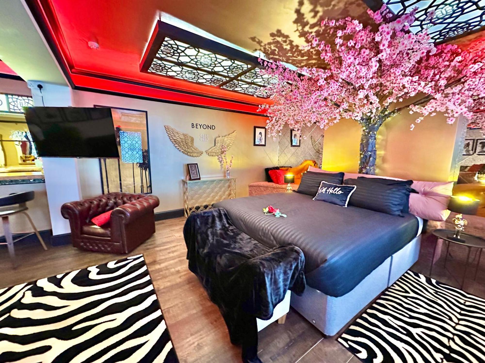 Beyond - Romantic Basement Apartment - Close To Beach - With Parking Bournemouth Exterior foto